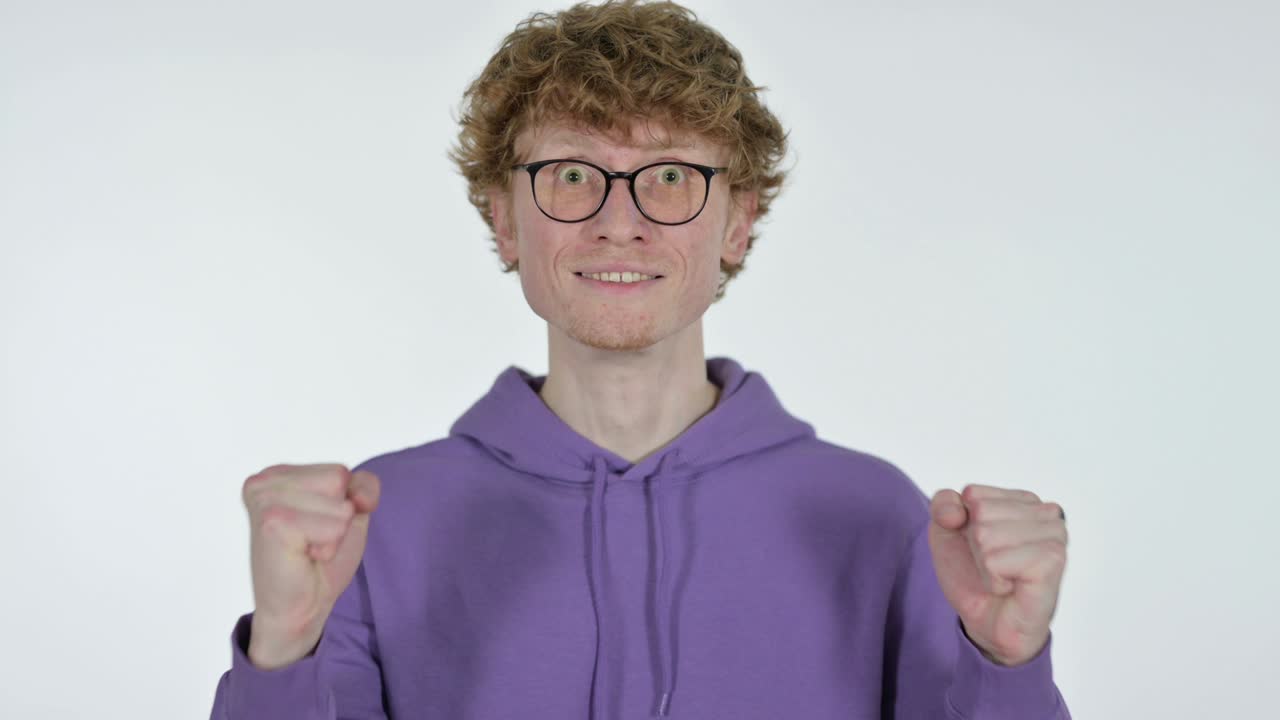 joven pelirrojo exitoso celebrando, fondo blanco