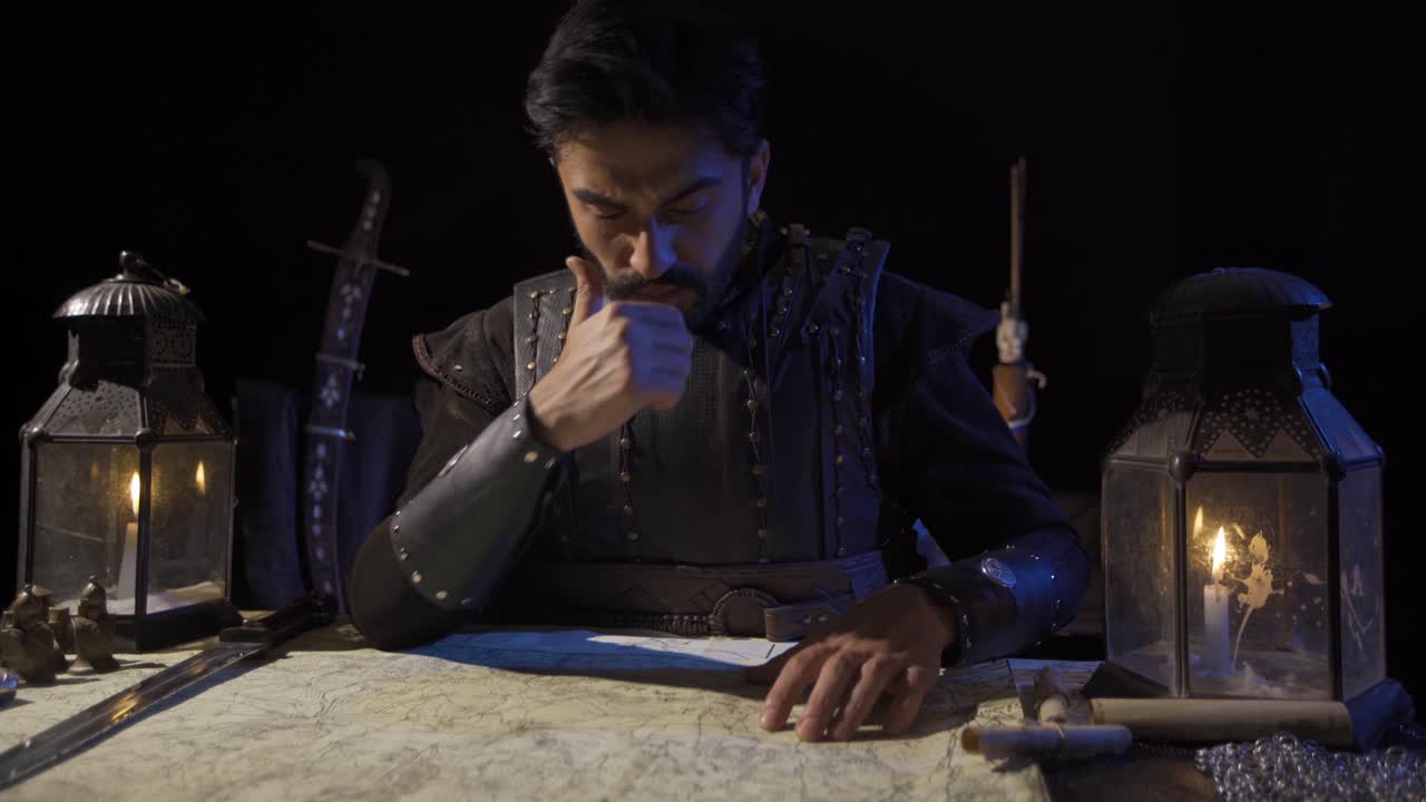 사령관이 역사적 지도에 표시하고 있습니다.