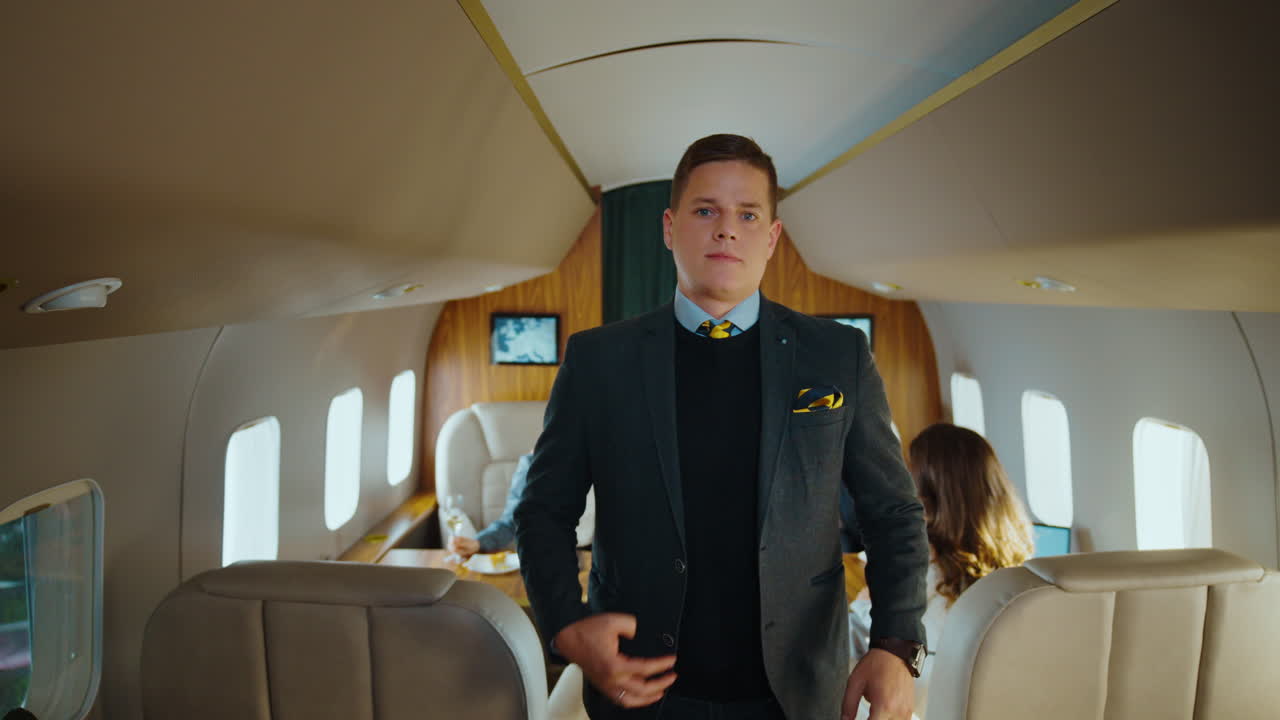 Mann in einem Privatjet