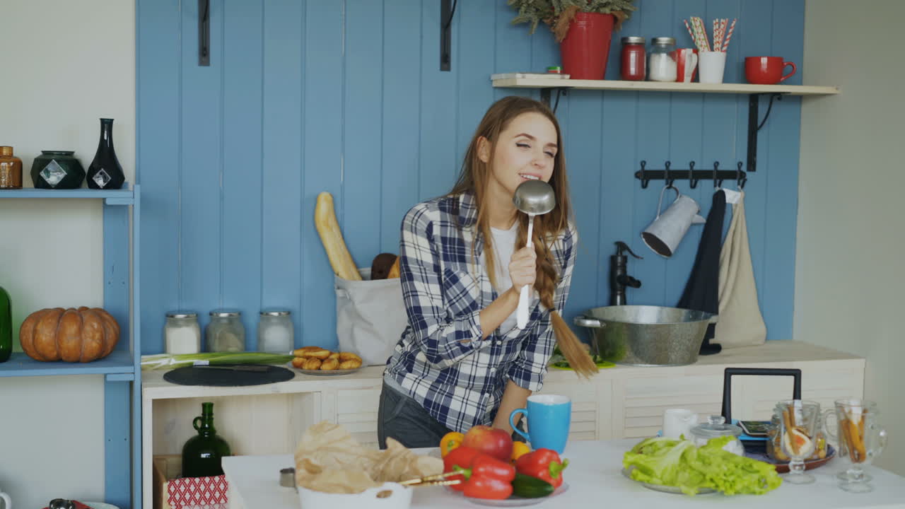 Женщина на кухне.