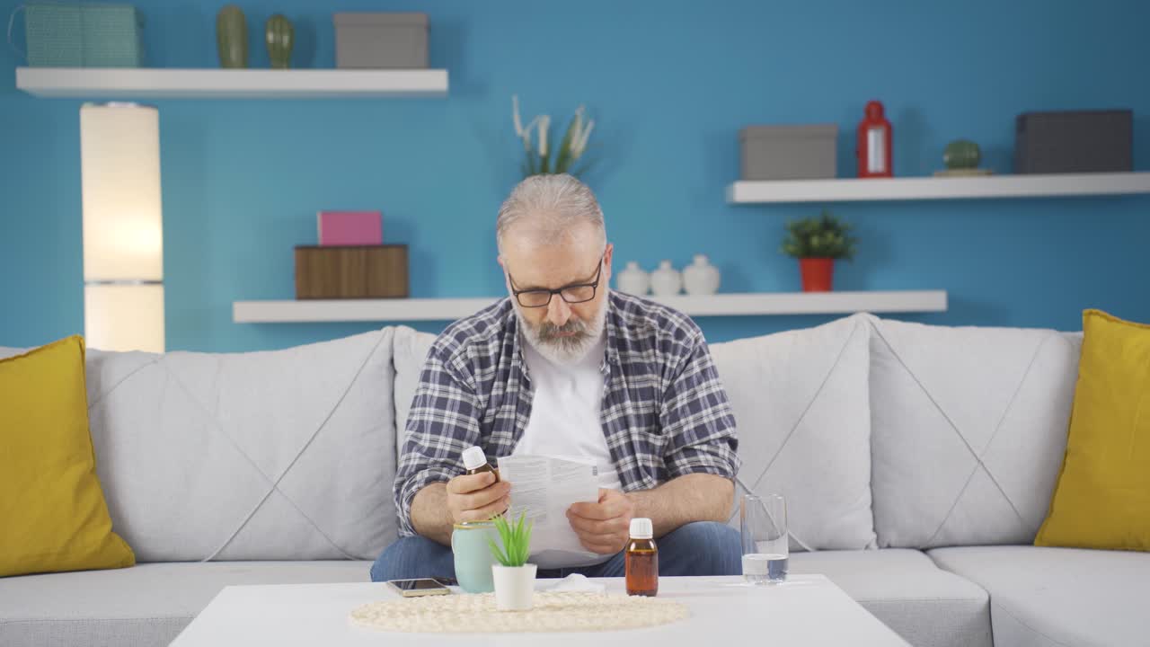 el hombre que lee el folleto.