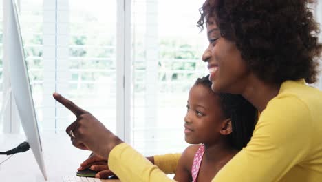 Madre-E-Hija-Usando-Computadora-De-Escritorio