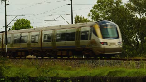 Toma-Panorámica-Lenta-Del-Tren-Que-Pasa