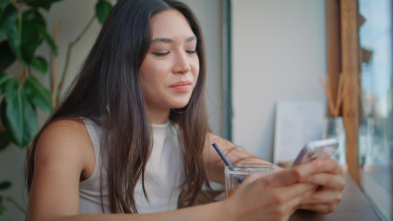 mujer usando el teléfono en un café
