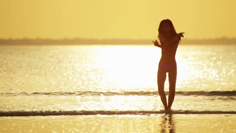 chica étnica en vacaciones de ocio playa complejo amanecer