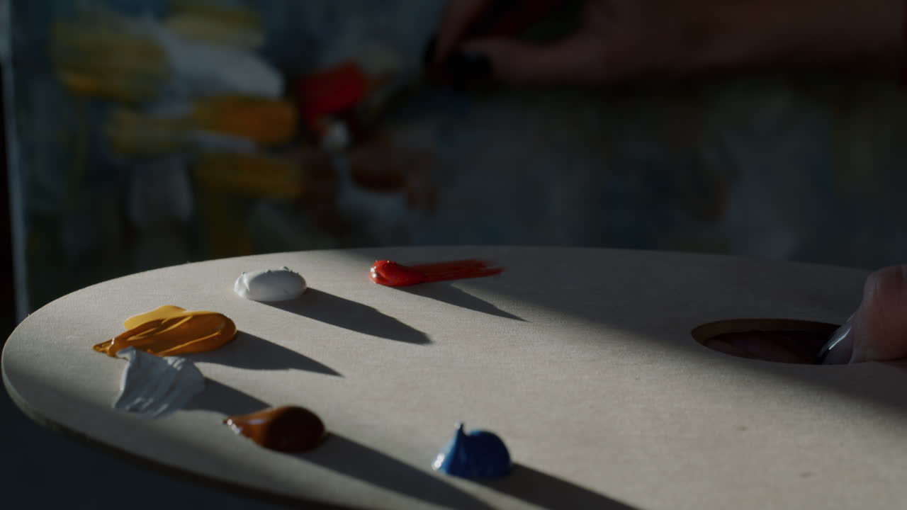 페인트를 는 예술가