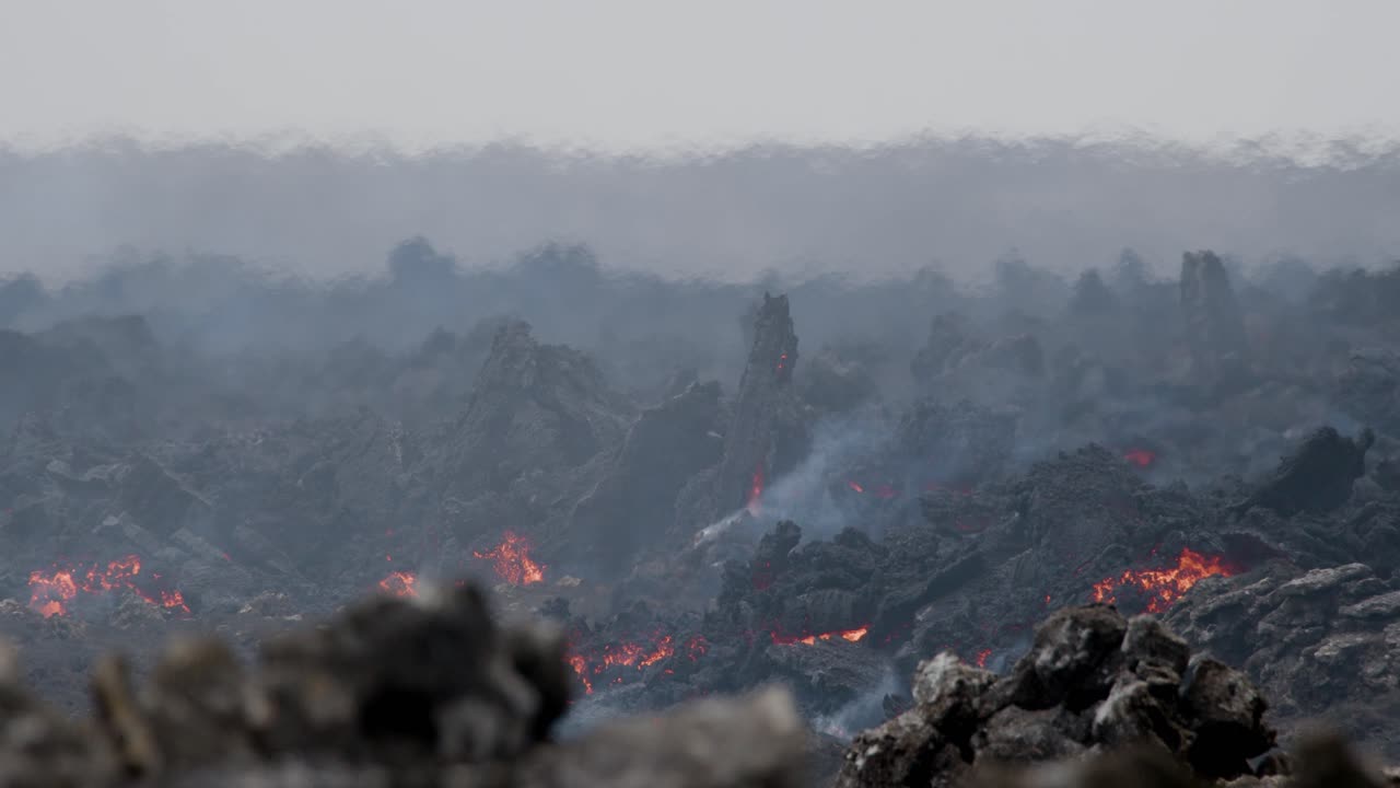 flujo de lava derretida del volcán grindavik, cráter sundhnúkur, islandia, con humo y calor que se eleva