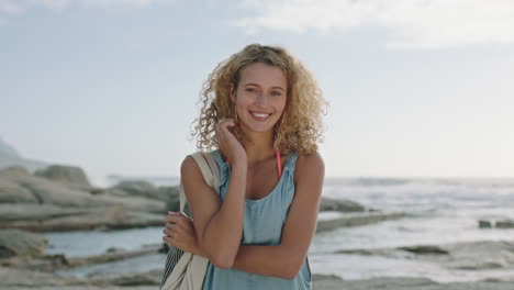Porträt-Einer-Schönen-Blonden,-Glücklichen-Frau,-Die-Am-Strand-Lächelt-Und-Ihr-Haar-Berührt