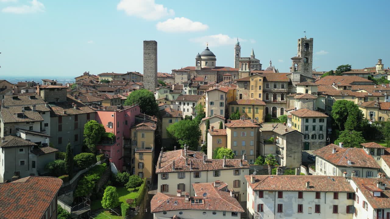 드론은 베르가모 알타의 오래된 마을과 그  ⁇ 만적인 집들을 돌고 있습니다.