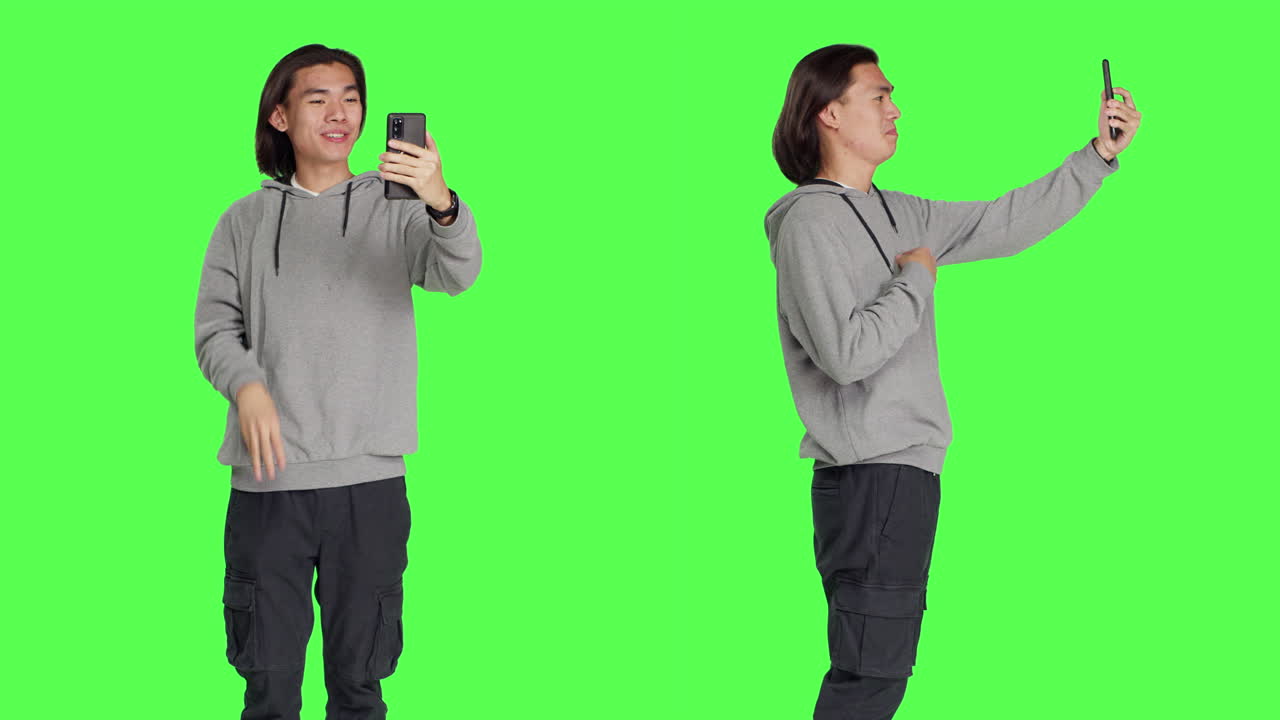 비디오 통화 연결에 있는 아시아인