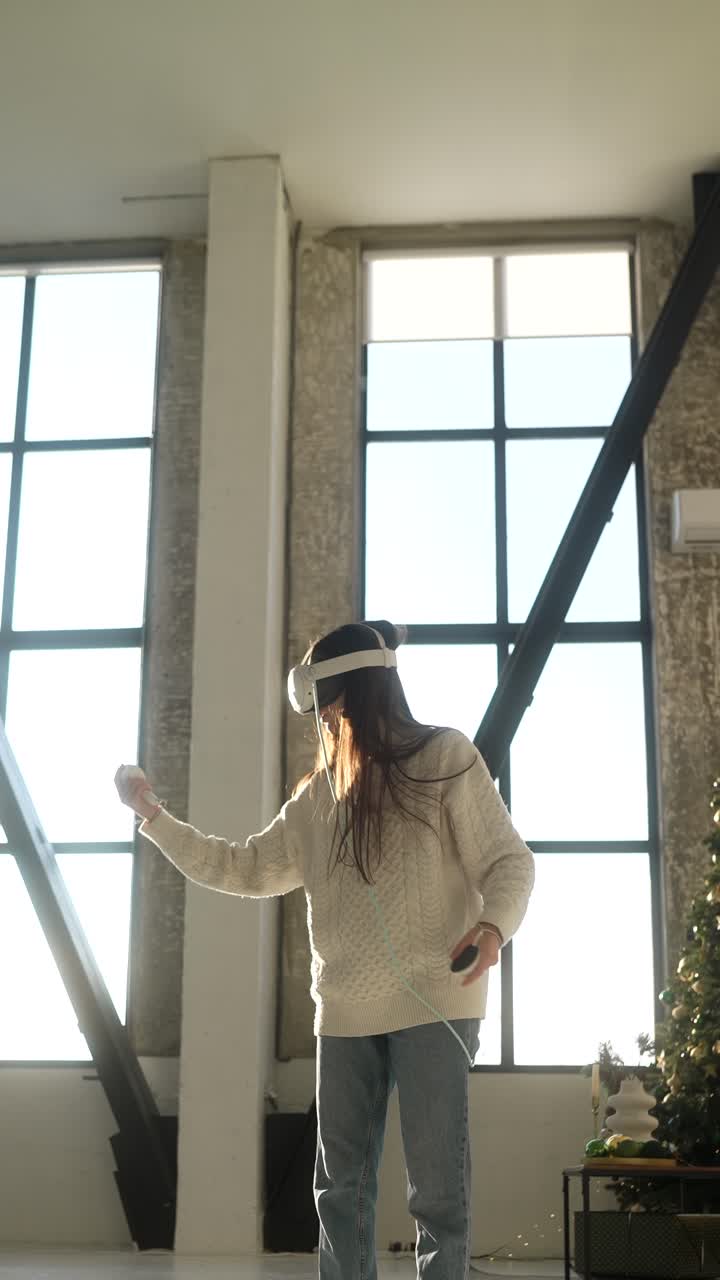 젊은 여성이 집에서 vr 경험을 즐기고 있습니다.