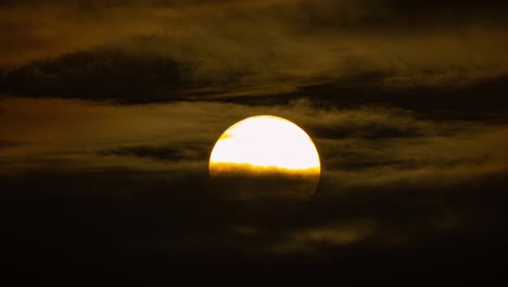 safari africano puesta de sol teleobjetivo cerca de la sabana puesta de sol africana debajo de nubes dramáticas, lapso de tiempo estático