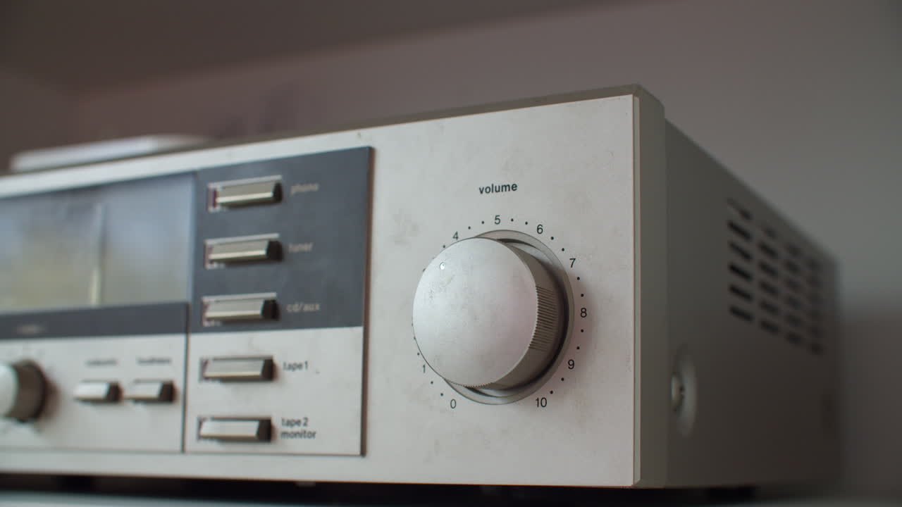 왼손 위아래로 볼륨 조절