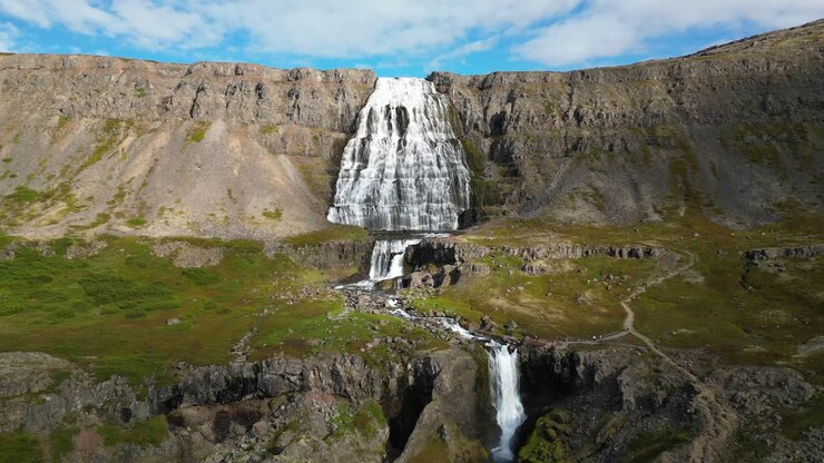 Paesaggio panoramico aereo e ampio intorno alle cascate Dynjandi, Westfjords, Islanda