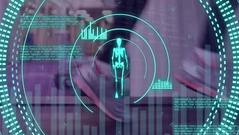 animación de escaneo de alcance y procesamiento de datos con esqueleto sobre personas caucásicas en el gimnasio.