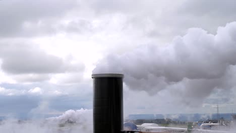 Industriefabrikrohre-Stoßen-Rauch-In-Die-Atmosphäre-Aus