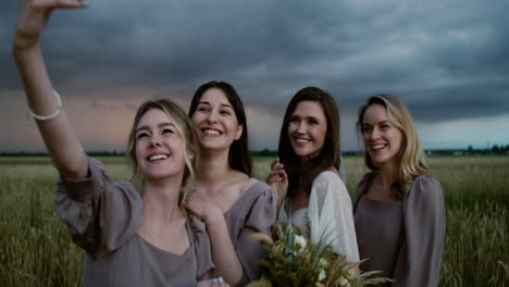 Bride-posing-with-her-bridesmaids