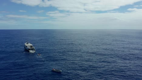 Barco-De-Buceo-Atracado-En-Alta-Mar-En-El-Pacífico-Cerca-Del-Islote-Rocoso-Roca-Partida,-Antena