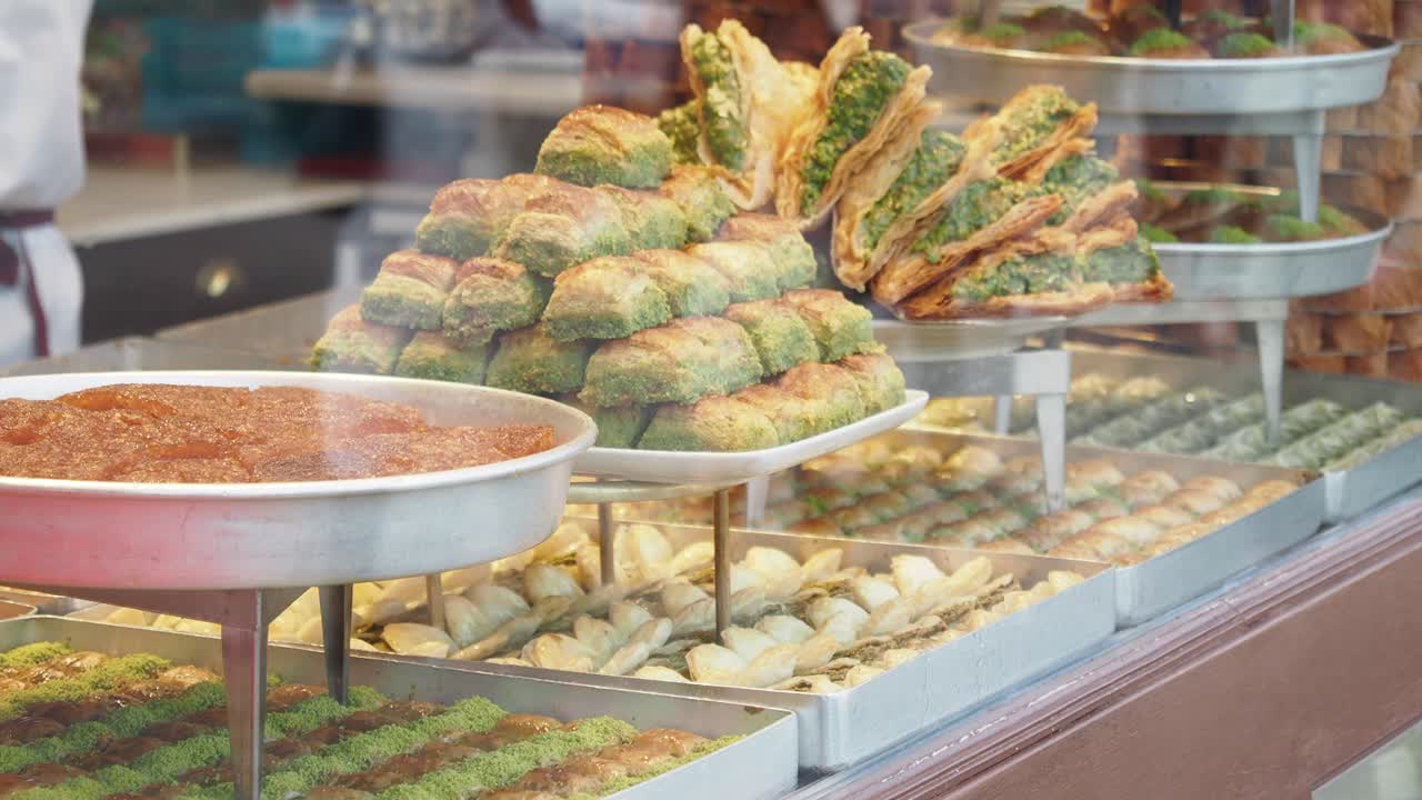 exhibición de baklava turca en una ventana de panadería