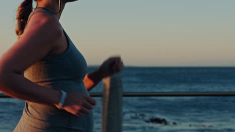 Schwangere-Frau-Läuft-Am-Strand-Für-Fitness