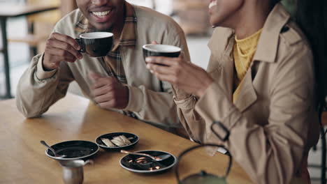 pareja, café y feliz con tostadas en el café