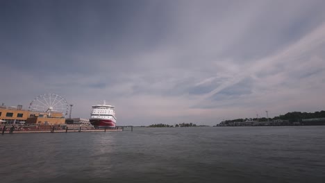 timelapse: helsinki skywheel y crucero en el puerto en un día soleado