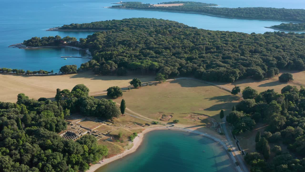 vista aérea del parque nacional de brijuni con antiguas ruinas romanas en la isla de brijuni, croacia