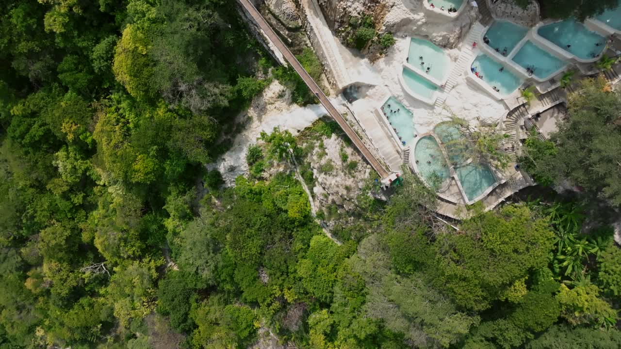 멕시코 히달고 주 그루타스 톨란톤고 (grutas tolantongo) 의 온천 수영장에서 수영하고 휴식을 취합니다.