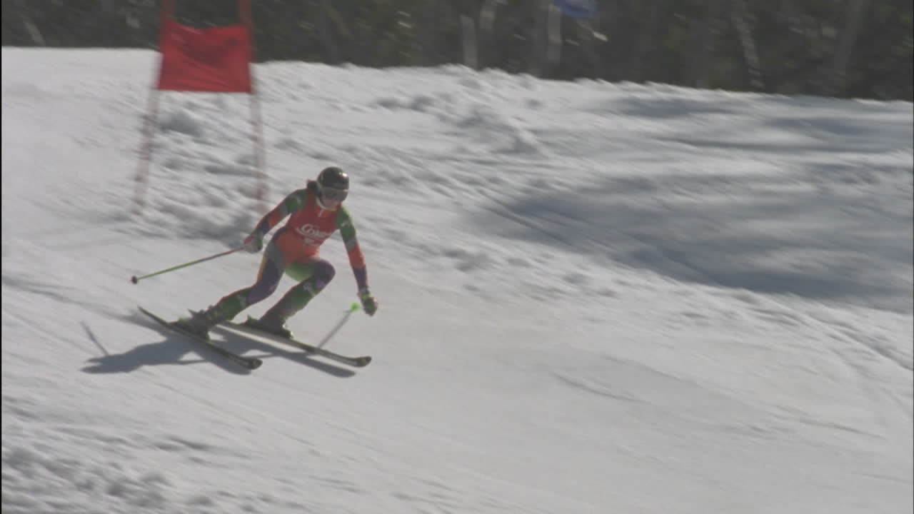 내리막 코스를 달리는 알파인 스키 선수 27