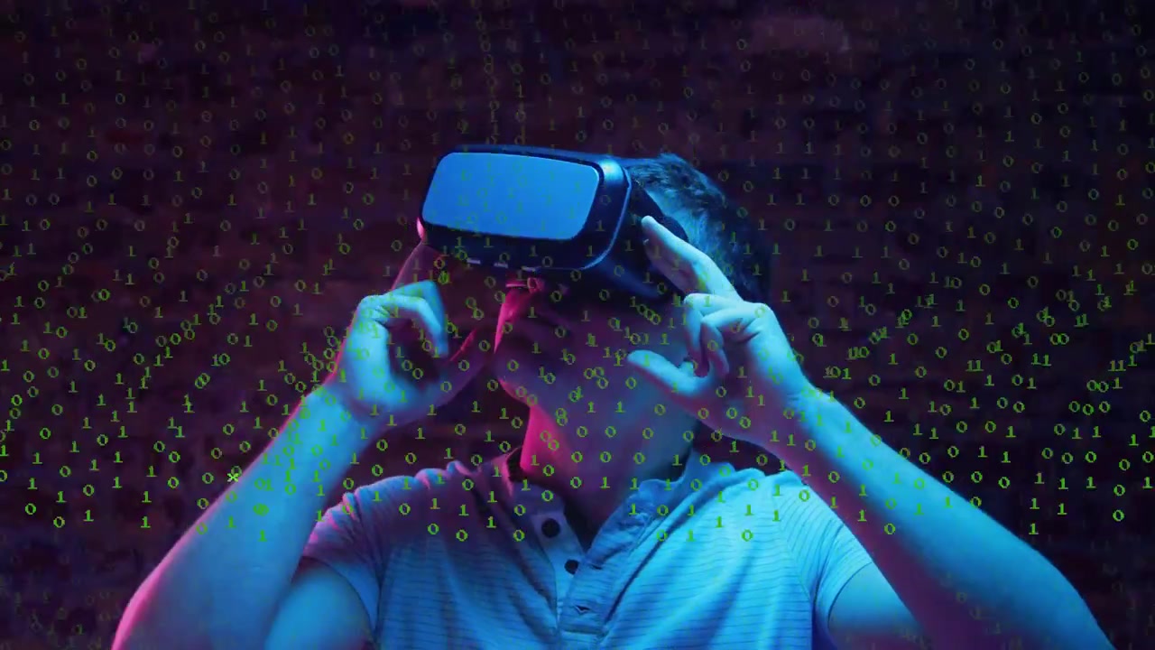 Uomo che preme i lati di un visore VR, attivando una sovrapposizione binaria verde, esplorando la VR vicino a un muro di mattoni per la tecnologia