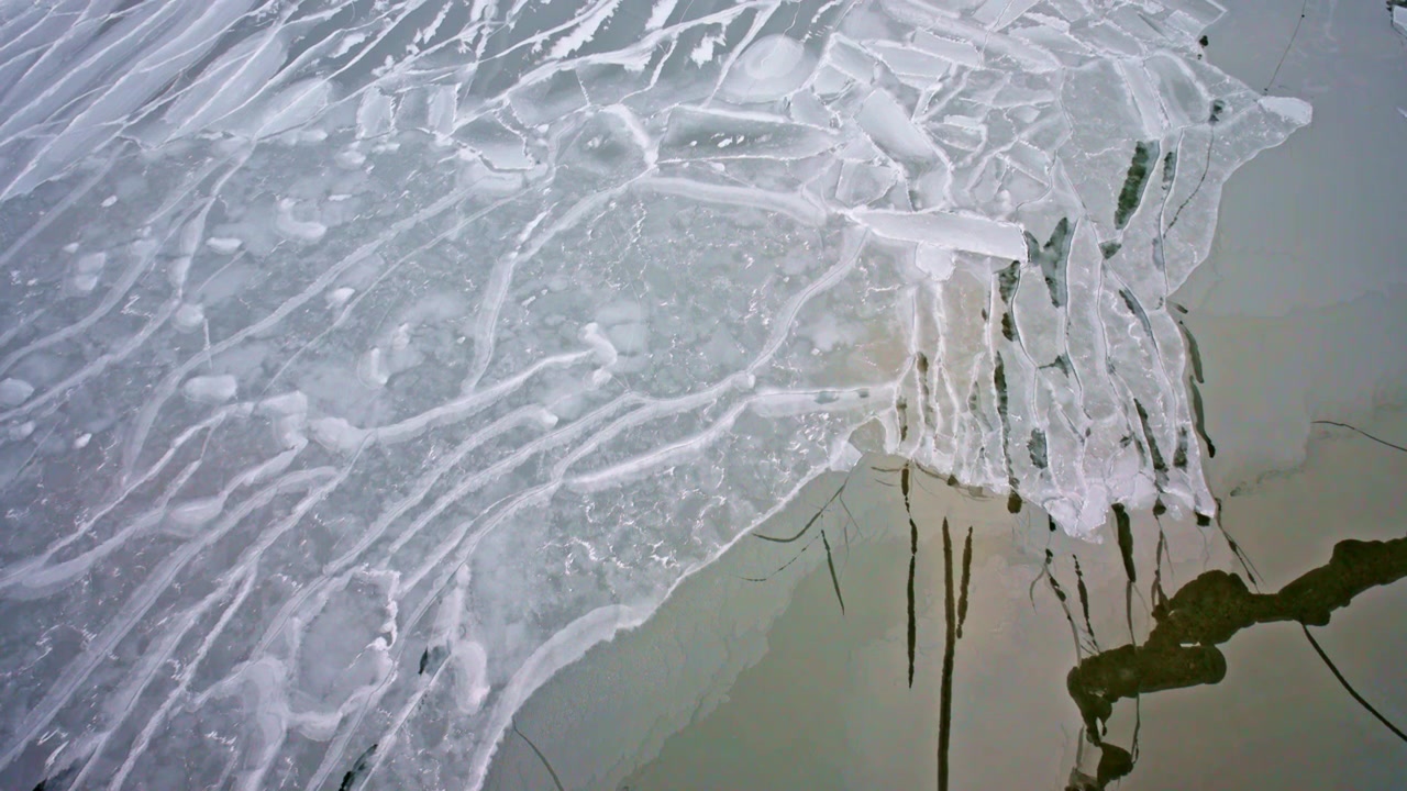 Vista aerea di motivi e formazioni unici nel ghiaccio congelato sul Lago Michigan durante l'inverno.