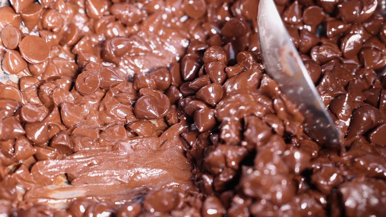 초콜릿 을 부드러운 혼합물로 혼합합니다.