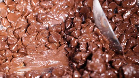 mezclar trozos de chocolate en una mezcla suave