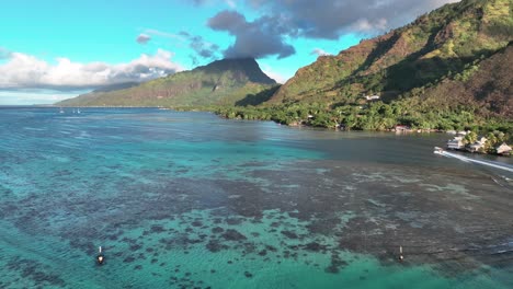 Vista-Aérea-De-La-Costa-Norte-De-Moorea-Con-Aguas-Cristalinas-En-Un-Día-Soleado-En-La-Polinesia-Francesa