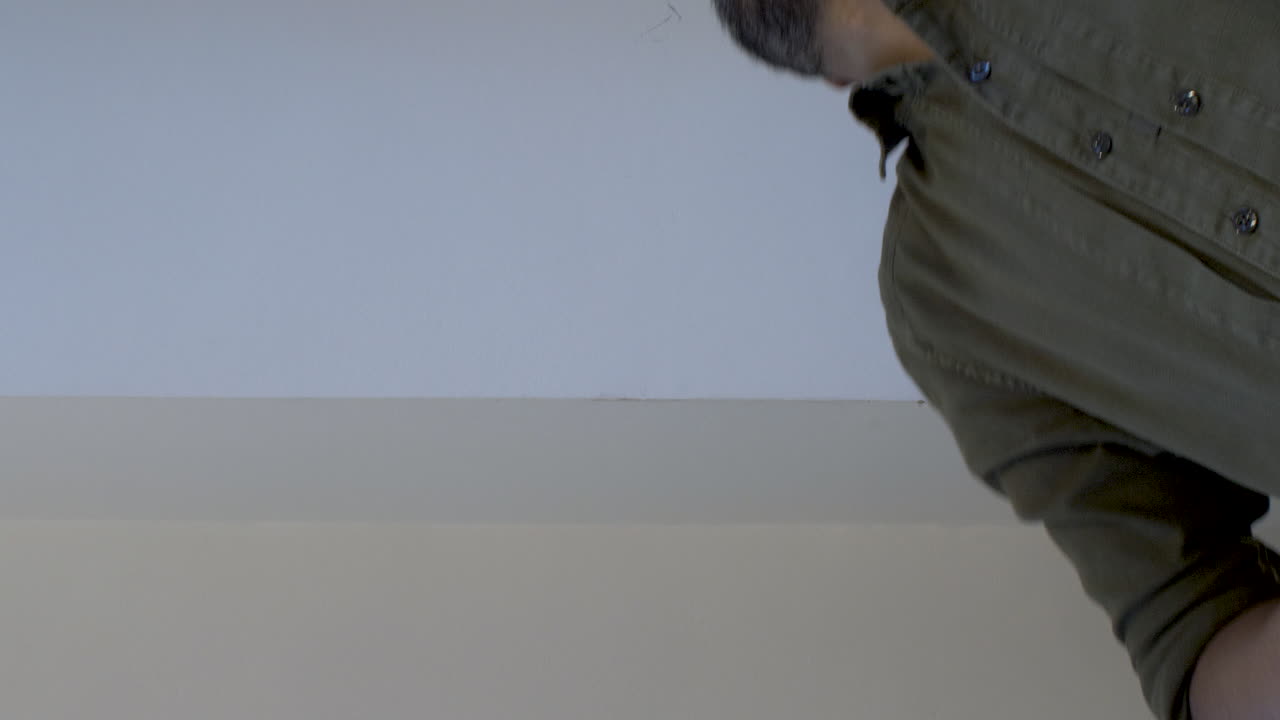 소수 민족 남성 의자 에 앉아 위 를 쳐다보고 있다