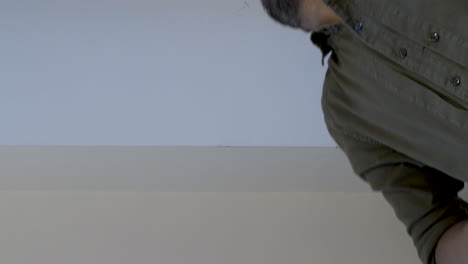 hombre de minoría étnica girando en una silla mirando hacia arriba