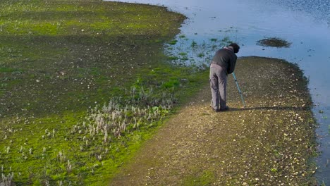 Un-Fotógrafo-Profesional-Que-Utiliza-Una-Cámara-Con-Trípode-Para-Hacer-Turismo-Por-La-Naturaleza.