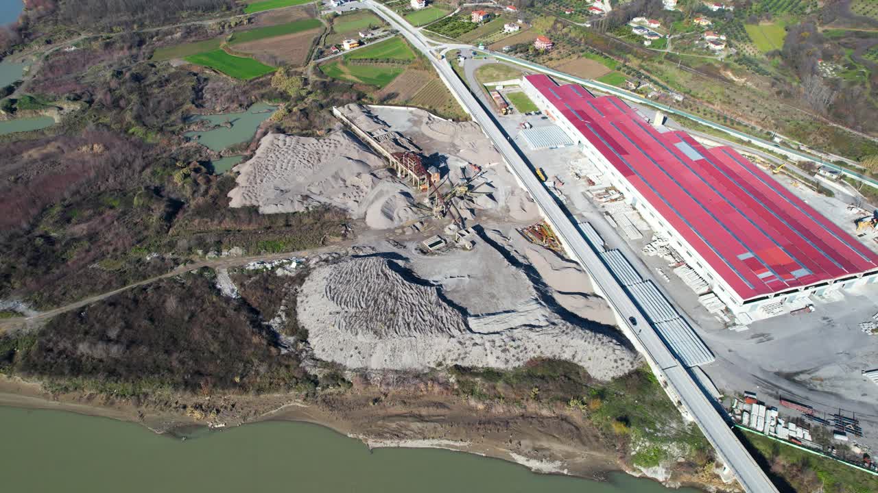 cantera de arena junto al río shkumbini en albania, desastre ecológico al excavar el lecho del río