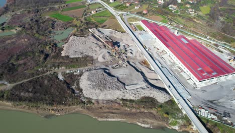 pedreira de areia ao lado do rio shkumbini na albânia, desastre ecológico ao cavar o leito do rio