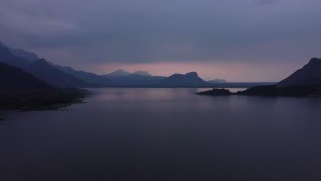 Toma-Panorámica-De-Un-Dron-Del-Embalse-De-La-Presa-De-Palar-Al-Atardecer