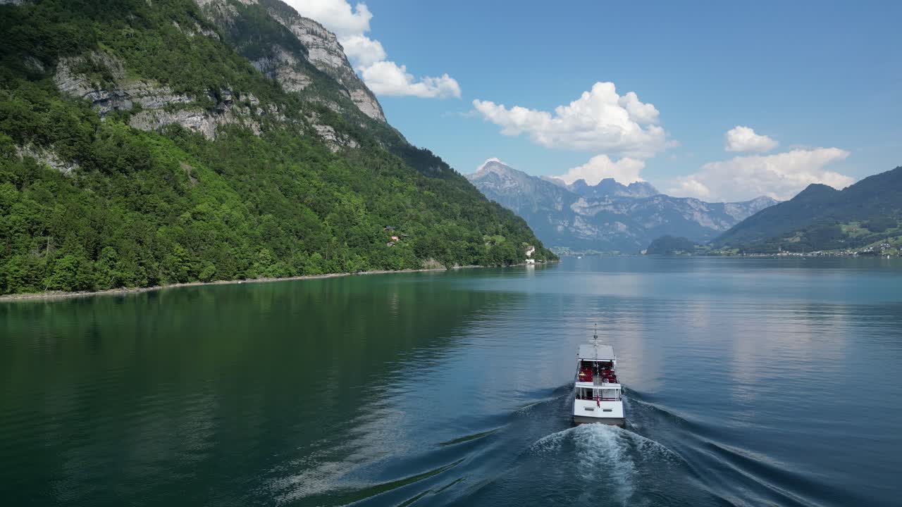 impresionante y glorioso recorrido en barco en el lago walensee, suiza