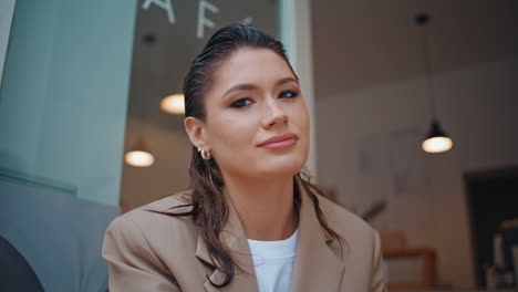 dama feliz disfruta del tiempo libre en un café moderno de primer plano. relajada mujer de negocios sonriente