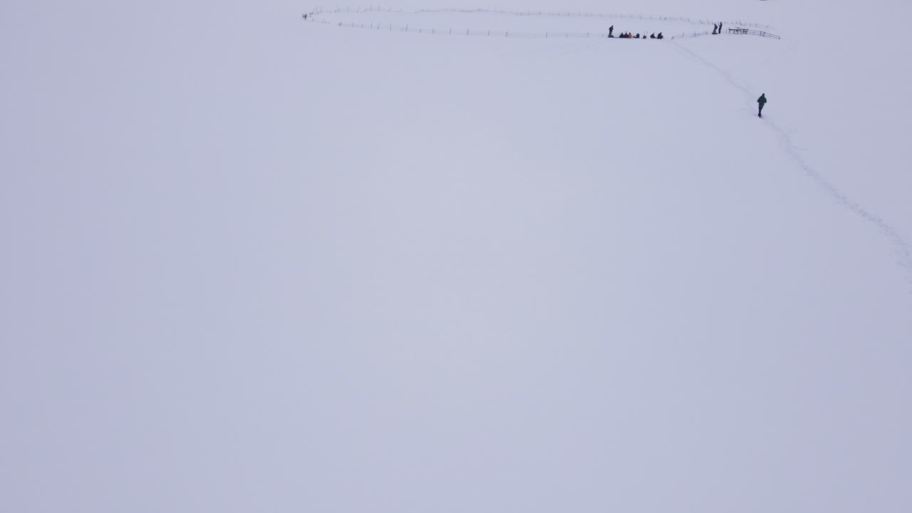 하 눈으로 인 산악 풍경 위를 날아다니는 공중 드론