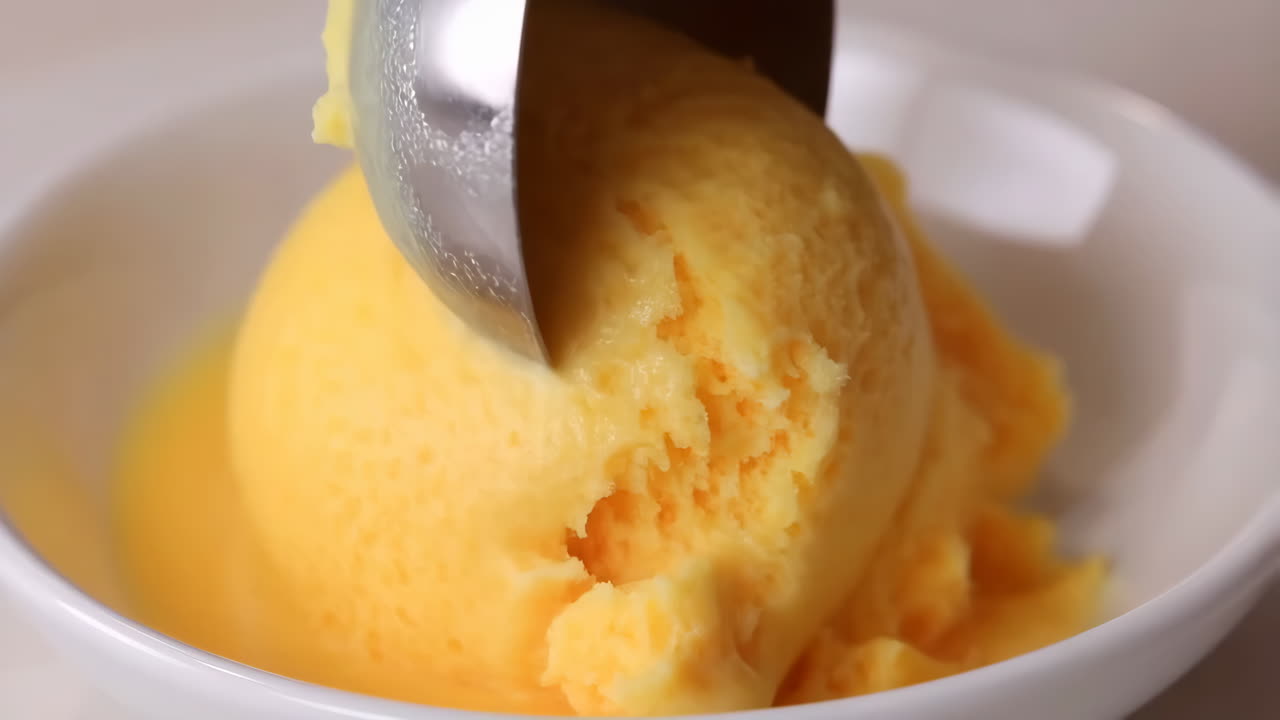 Menyendok Es Krim Kuning ke dalam Mangkuk