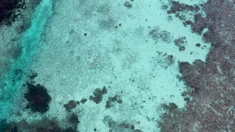 agua de mar turquesa en maldivas
