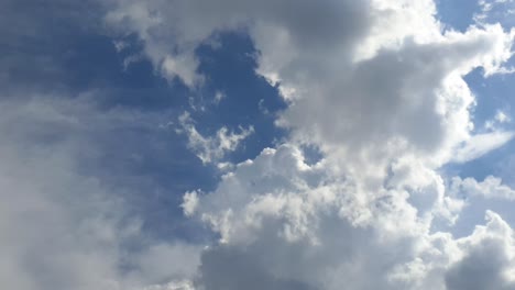 Cielo-Azul-De-Verano-Con-Densas-Nubes-De-Lluvia-Gruesas-Moviéndose-A-Través-De-Los-Cielos