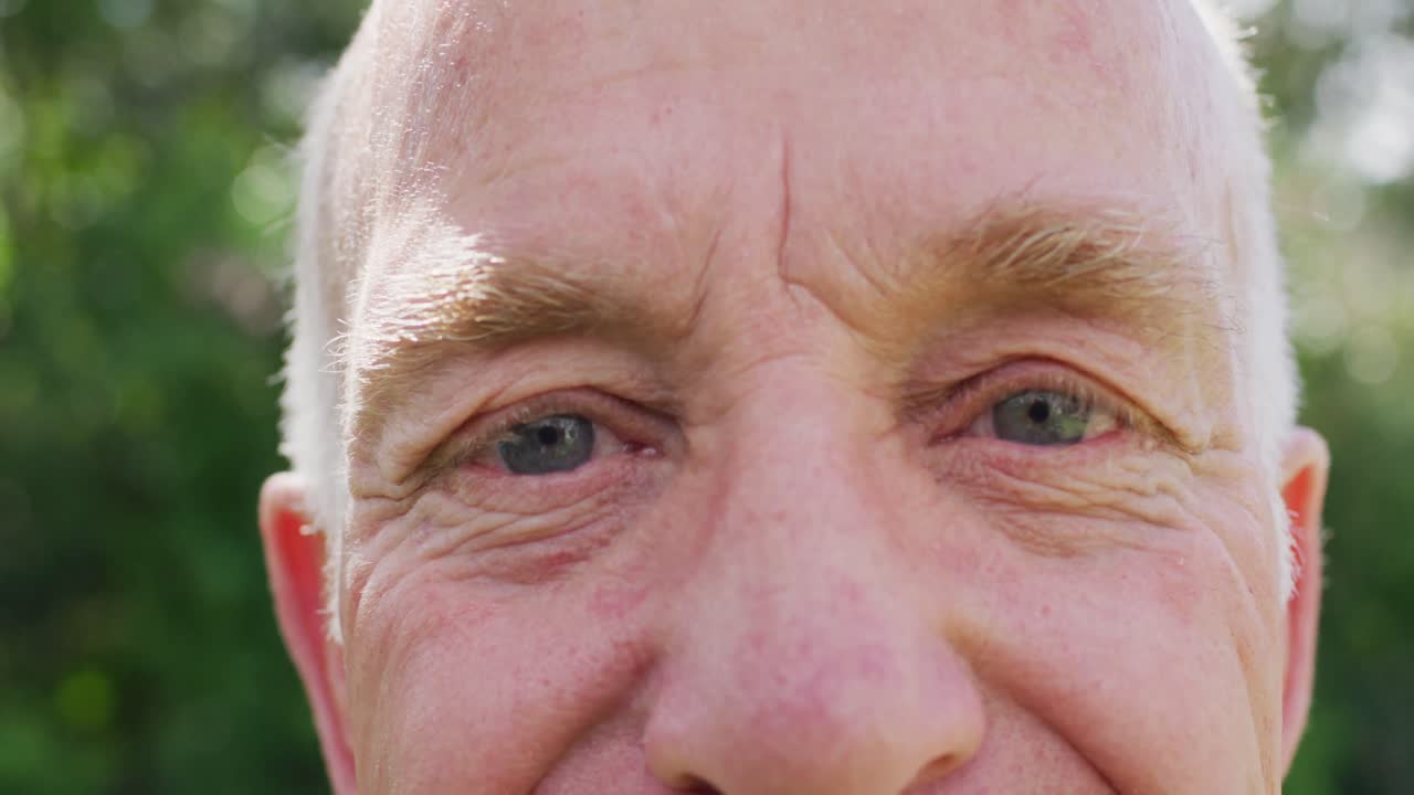 retrato de un hombre caucásico feliz en el jardín