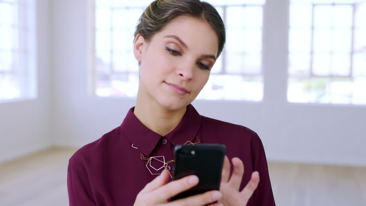 teléfono inteligente, desplazamiento y mujer de negocios con en línea