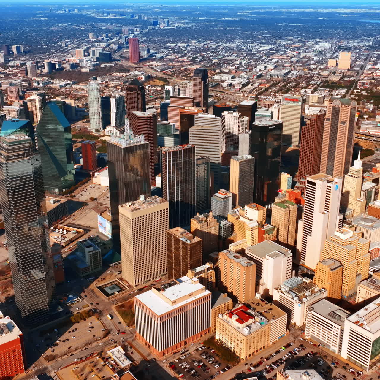 Paisaje urbano de Dallas, Texas, EE. UU. en un día soleado. Grupo de rascacielos con arquitectura de baja altura de fondo. Vista aérea.