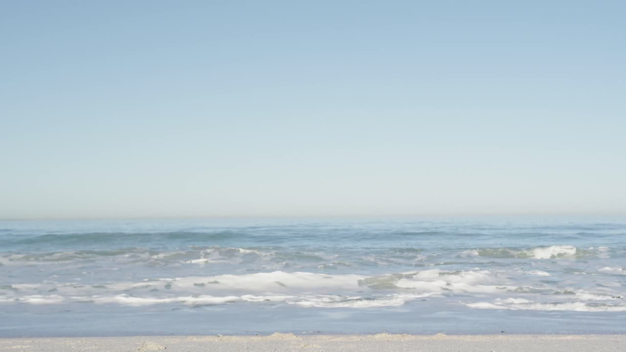 ⁇ 은 날 해변에 파도와 함께 바다 위의 파란 하늘